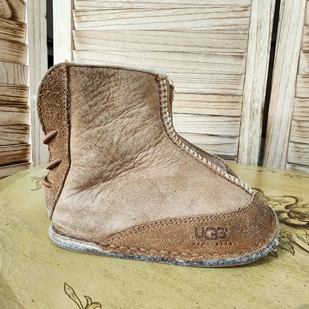 UGG Australia MEDIUM Baby Toddler 6 Tan Sheepskin Suede Boots Cozy Winter Fall
